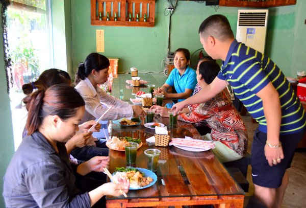 Mọi người đều mãn nguyện và hài long với chương trình “Bữa trưa vui vẻ” mà nhà hàng mang lại cho những người lao động