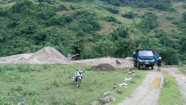  Bãi cát tặc của người tên là Dũng ở bản Vàng Pó thị trấn Phong Thổ huyện Phong Thổ tỉnh Lai Châu hoạt động giữa ban ngày như chỗ không người