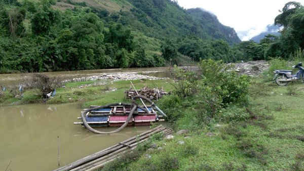 Các máy hút cát không phép hoạt động dọc khu vực từ đầu thị trấn Phong Thổ về ngã 3 Mường So có khoảng 30 chiếc như thế này đang ngày đêm cày xới lòng sông, suối