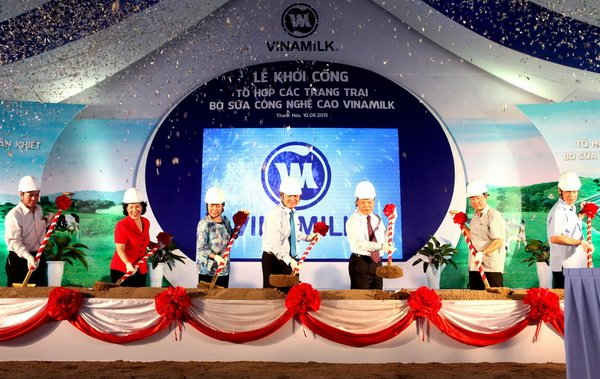 Các đại biểu tiến hành nghi thức động thổ, khởi công dự án Tổ hợp các trang trại bò sữa công nghệ cao Vinamilk tại Thanh Hóa.