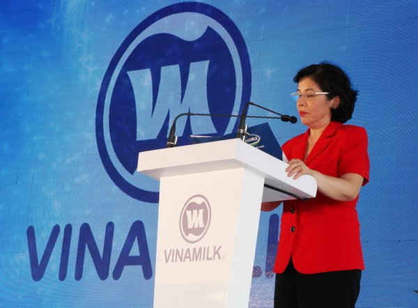 Bà Mai Kiều Liên – Tổng Giám đốc Vinamilk phát biểu về ý nghĩa của việc Vinamilk đầu tư xây dựng Tổ hợp trang trại bò sữa công nghệ cao tại Thanh Hóa.