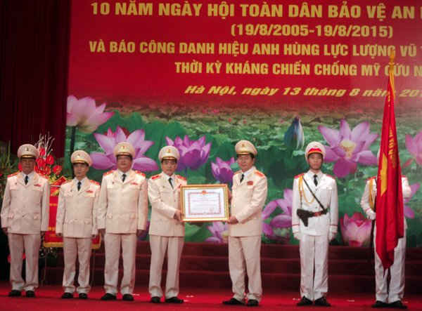 Đồng chí Đại tướng Trần Đại Quang - Ủy viên Bộ Chính trị, Bộ trưởng Bộ Công an trao danh hiệu Anh hùng lực lượng vũ trang nhân dân thời kỳ chống Mỹ cứu nước cho Công an TP Hà Nội