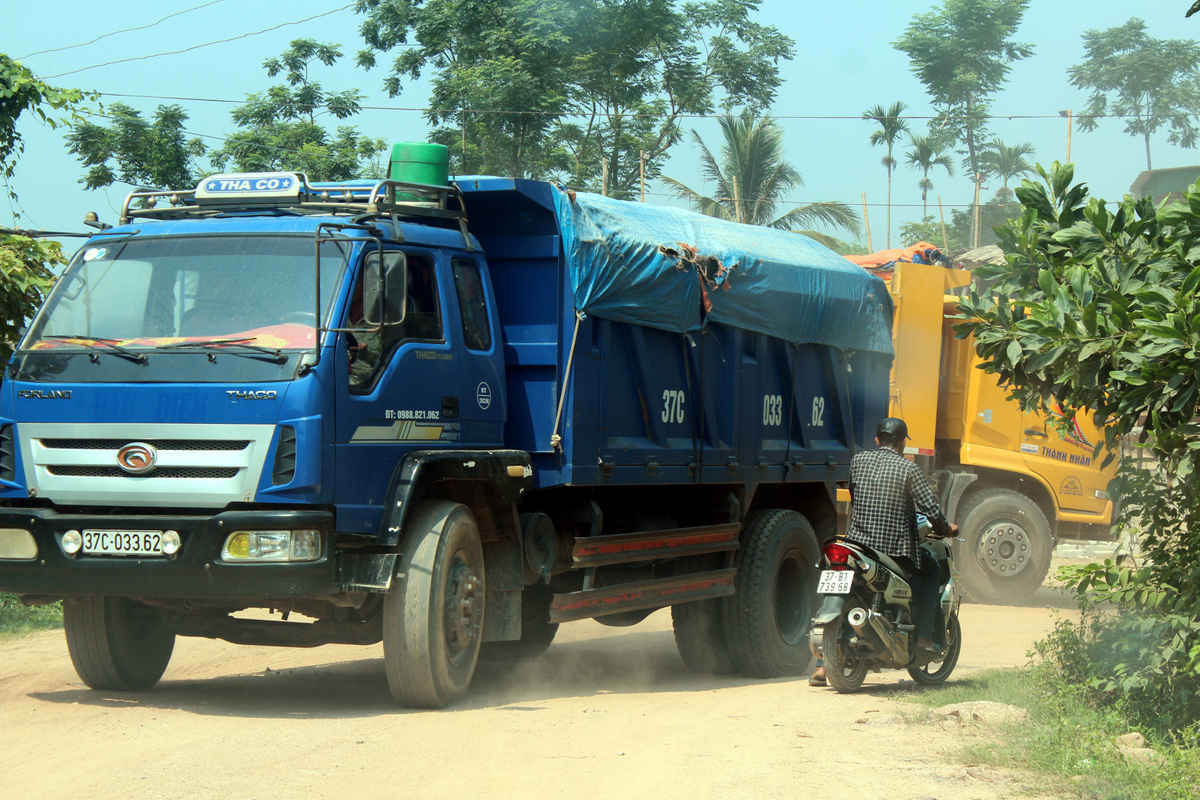 Xe tải nườm nượp vào ra tại các mỏ cát ở xã Nghĩa Bình, huyện Tân Kỳ
