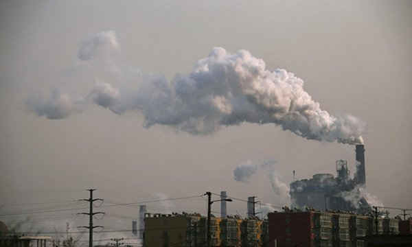  Khói bốc lên từ ống khói của một nhà máy thép ở quận Fengnan, thành phố Đường Sơn, tỉnh Hà Bắc, Trung Quốc. Ô nhiễm không khí được cho là đang giết chết khoảng 4.000 người tại Trung Quốc mỗi ngày. Ảnh: Petar Kujundzic / REUTERS