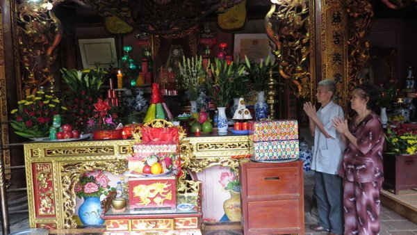 Gia đình ông bà Lý – Lan có 25 năm phục vụ, trông coi ngôi đền cổ Phố Cát