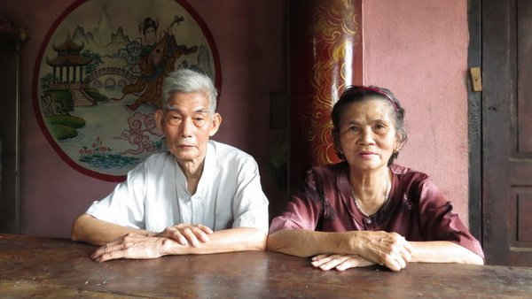 Ở tuổi 80, ông bà Lý – Lan vẫn cố gắng làm tốt nhiệm vụ của mình