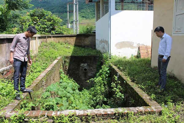 Khu bể chứa chất thải lỏng của Trung tâm y tế huyện Mường Chà là một trong những hạng mục của công trình xử lý chất thải bị bỏ hoang từ nhiều năm nay