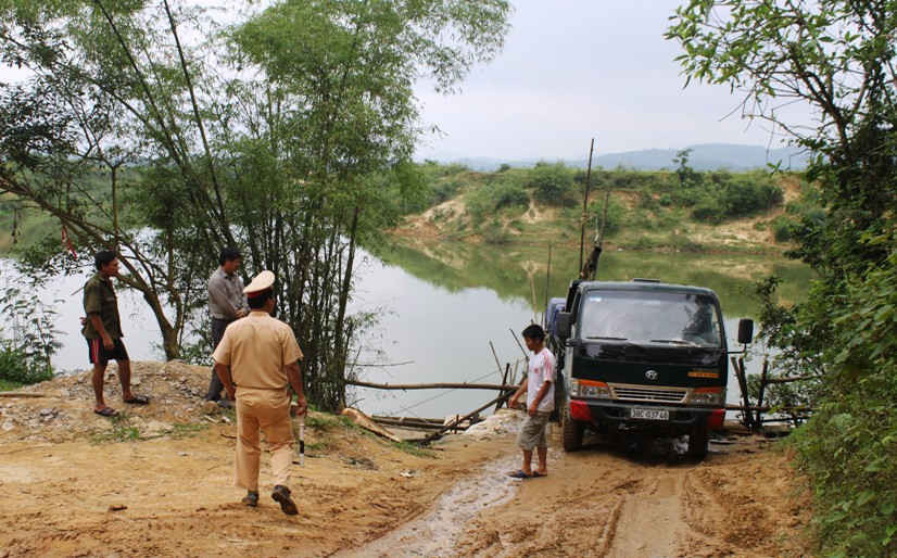 Lực lượng chức năng huyện Hương Khê xử lý đối tượng vi phạm