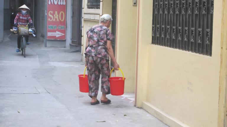 Bà Nguyễn Thị Hải, 71 tuổi chờ cả buổi chiều nắng nóng mới xin được hai xô nước 