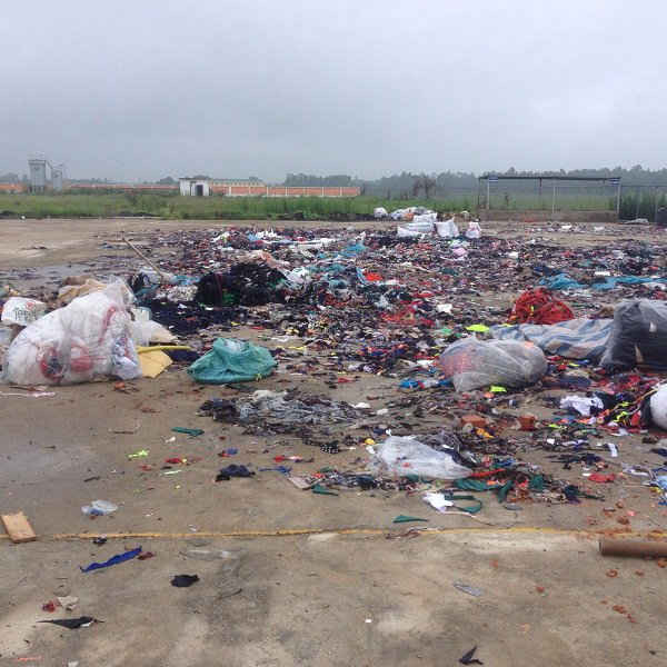 Rác thải công nghiệp được đổ tràn lan trong khuôn viên Nhà máy may