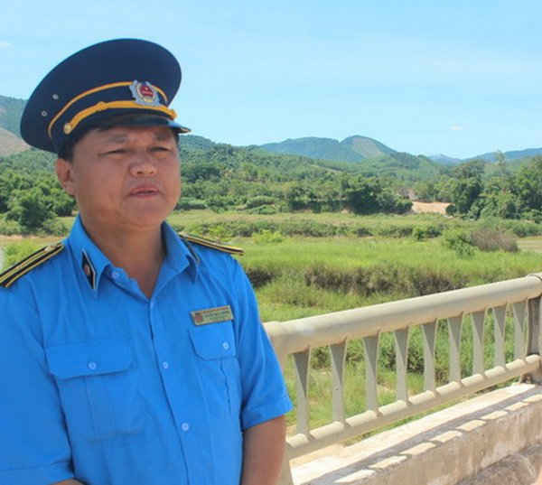 Ông Nguyễn Khắc Chương - Phó chánh Thanh tra Sở GTVT tỉnh Nghệ An trả lời phỏng vấn Báo Tài nguyên & Môi trường tại hiện trường xử lý xe chở cát quá tải