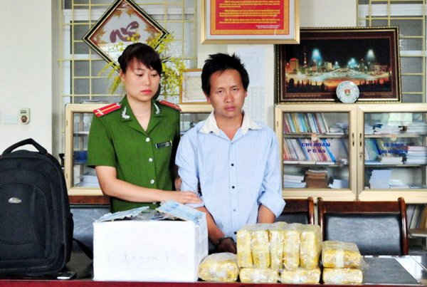 Đối tượng Hơ Văn Chứ cùng tang vật 60.000 viên ma túy tổng hợp tại cơ quan công an tỉnh Lào Cai. Ảnh: Quốc Khánh