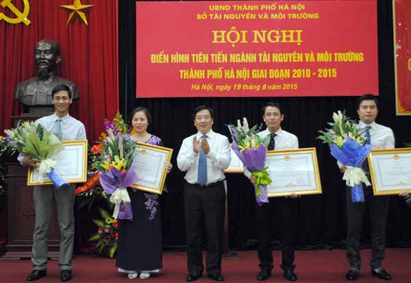 Thừa Ủy quyền của Chủ tịch nước và Thủ tướng Chính phủ, Thứ trưởng Nguyễn Thái Lai đã trao Huân chương Lao động và Bằng khen của Chính phủ, của Bộ TN&MT cho các tập thể, cá nhân của ngành TN&MT Hà Nội có thành tích xuất sắc trong phong trào thi đua giai đoạn 2010 - 2015