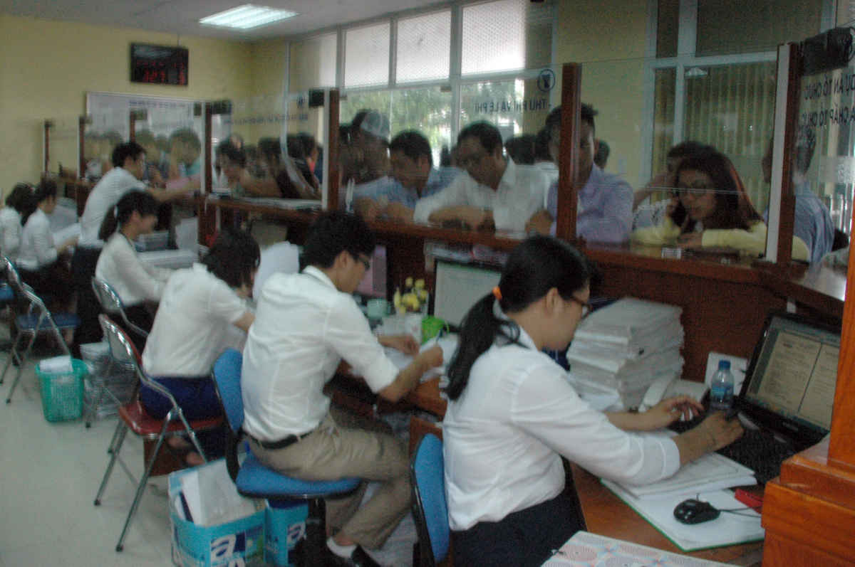 Việc sớm ra đời Văn phòng đăng ký Đất đai một cấp đã giúp người dân, doanh nghiệp thuận tiện hơn nhiều trong việc đến làm thủ tục đăng ký tại Hà Nội. Ảnh: Việt Hùng