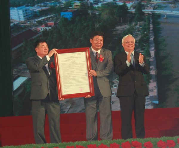 Phó Chủ tịch Quốc hội Uông Chu Lưu trao Nghị quyết điều chỉnh địa giới huyện Long Mỹ để thành lập thị xã Long Mỹ cho lãnh đạo huyện Long Mỹ.