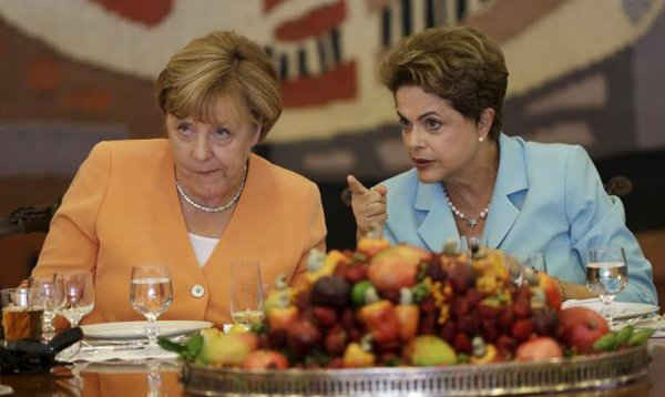 Thủ tướng Đức Angela Merkel (bên trái) lắng nghe Tổng thống Brazil Dilma Rousseff trong một bữa ăn trưa tại Cung điện Itamaraty ở Brasilia, Brazil vào ngày 20/8/2015. Ảnh: REUTERS / UESLEI Marcelino