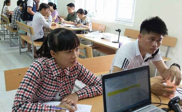 Thí sinh nộp hồ sơ nhập học tại Đại học TN&MT Hà Nội ngày 19/8 vừa qua