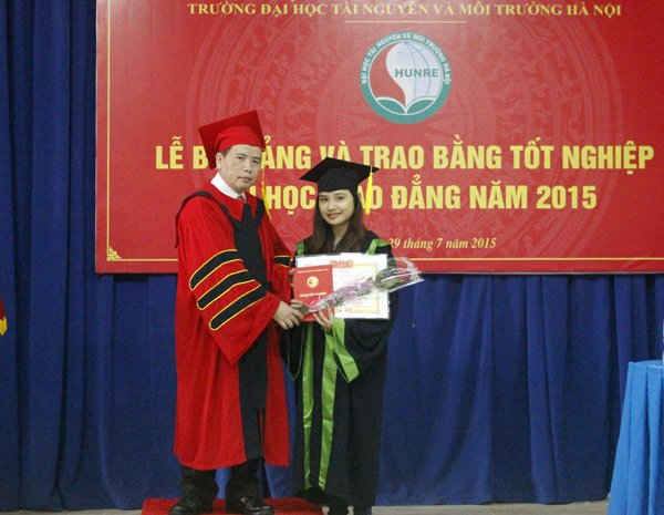 PGS-TS Nguyễn Ngọc Thanh - Hiệu trưởng Trường Đại học TN&MT Hà Nội trao bằng Tốt nghiệp cho sinh viên tốt nghiệp đại học có thành tích xuất sắc  của nhà trường