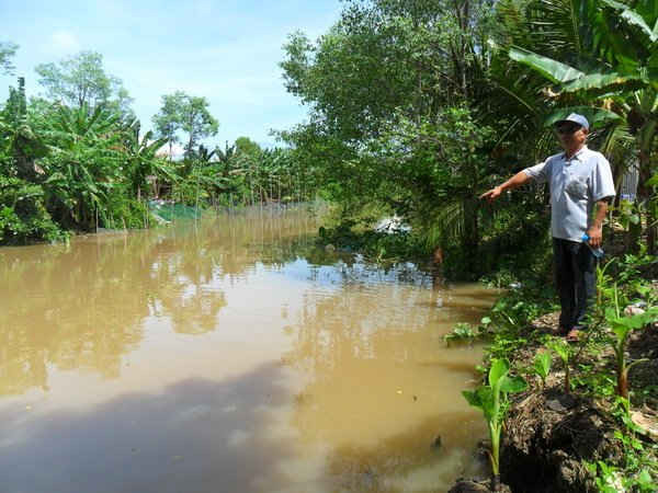 Con kênh giáp ranh giữa phường Long Hưng (quận Ô Môn) và xã Thới Hưng (huyện Cờ Đỏ) luôn bị ô nhiễm từ nước thải, chất thải của Công ty CP chế biến thực phẩm sông Hậu.