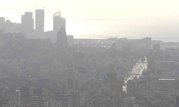 Đường chân trời ùn ùn khói bụi ở Beirut vào năm 2014. Ảnh: Amer Ghazzal / Alamy
