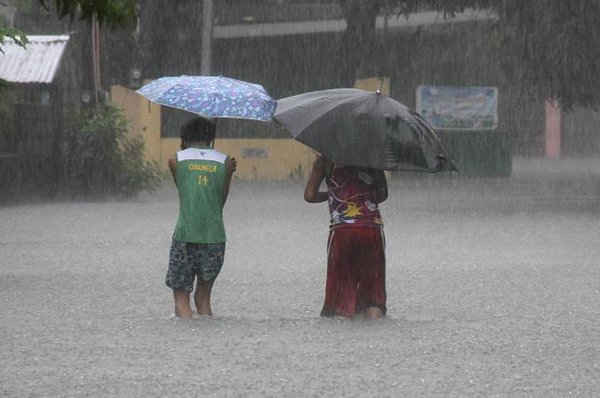 Người dân ở Bacnotan, La Union, miền bắc Philippines phải lội qua dòng nước lũ do bão Goni gây ra vào ngày 22/8/2015. Ảnh: REUTERS / TJ Corpuz