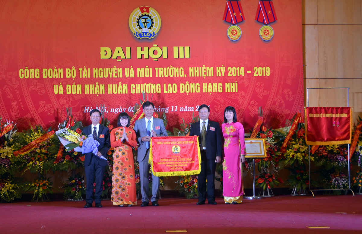Đại diện Công đoàn Bộ TN&MT trao danh hiệu Công đoàn xuất sắc năm 2014 cho các đơn vị.  Ảnh: Hoàng Minh