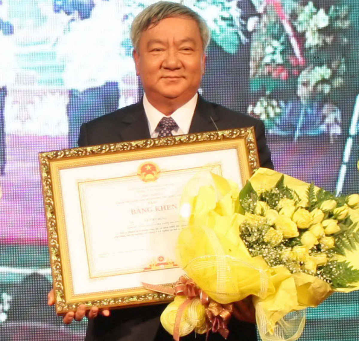 Ông Lê Viết Hưng - Giám đốc Sở TN&MT Đồng Nai nhận Bằng khen của UBND tỉnh Đồng Nai.