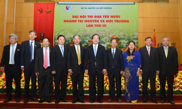 Phó Thủ tướng Hoàng Trung Hải chụp ảnh cùng các đồng chí là lãnh đạo, nguyên lãnh đạo Bộ TN&MT tại Đại hội sáng 25/8