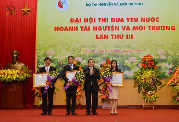 Phó Thủ tướng Hoàng Trung Hải trao Bằng khen của Thủ tướng Chính phủ cho các cá nhân có thành tích xuất sắc trong phong trào thi đua giai đoạn 2010 - 2015