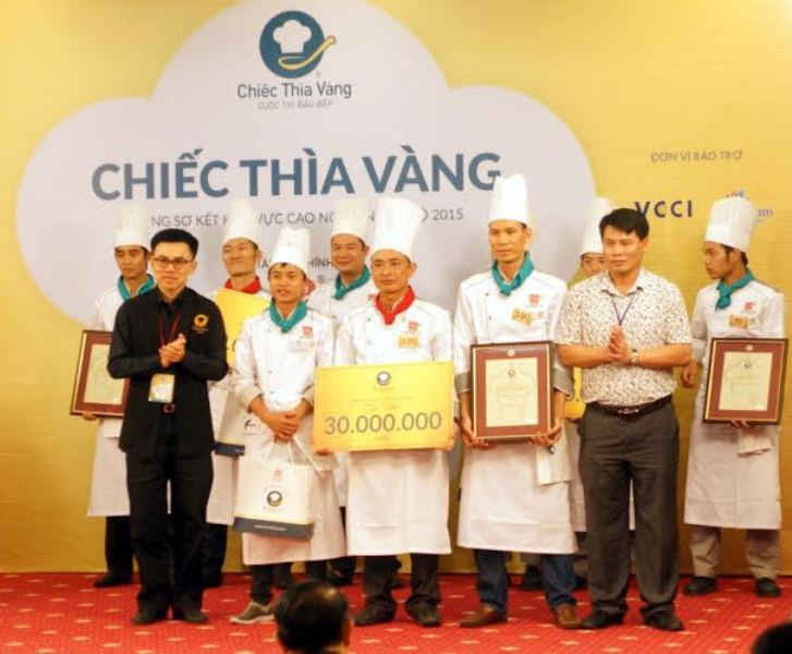 Ông Nguyễn Đình Dũng, Phó giám đốc Sở Văn hóa - thể thao - du lịch tỉnh Lào Cai và đại diện ban tổ chức  trao giải nhất cho đội nhà hàng Bảo Châu Boutique Sa Pa.