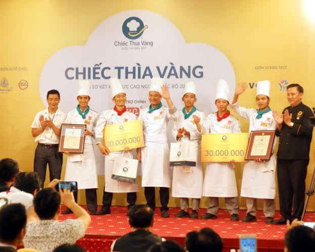 Đại diện hiệp hội du lịch tỉnh Lào Cai và Ban tổ chức cuộc thi trao giải nhì cho nhà hàng Red Dao Sa Pa và nhà hàng Sen Trắng.