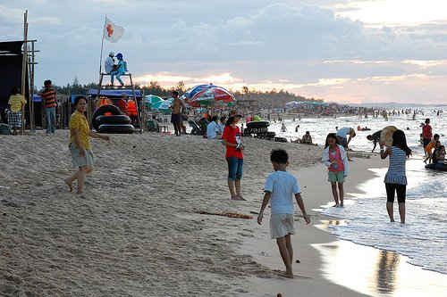 Đông đảo du khách và người dân tắm biển Thuận An