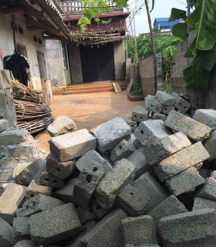 Ngõ đi chung của các hộ dân đã bị gia đình ông Nguyễn Văn Phú đổ đầy đá hộc