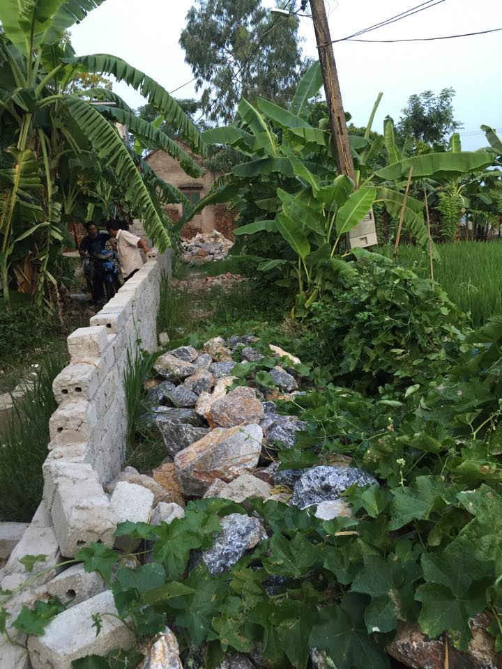 Lối vào nhà chị Nguyễn Thị Thanh đã bị chặn đứng bởi một đống gạch bột đá được ông Nguyễn Văn Phú chở về đổ ngay trước cửa