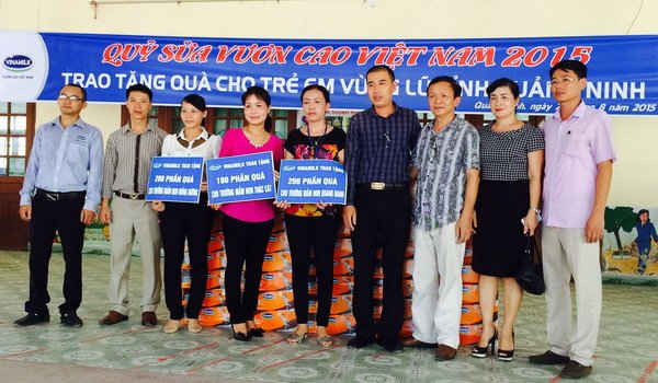 Đại diện Vinamilk đến trao tặng 500 thùng sữa cho ba Trường Mầm non tại Quảng Ninh