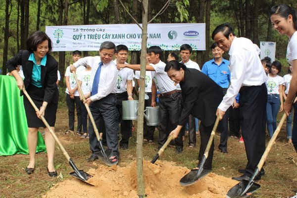 Quỹ 1 triệu cây xanh cho Việt Nam của Vinamilk vừa đến trồng cây tại Di tích lịch sử Ngã 3 Đồng Lộc, Hà Tĩnh