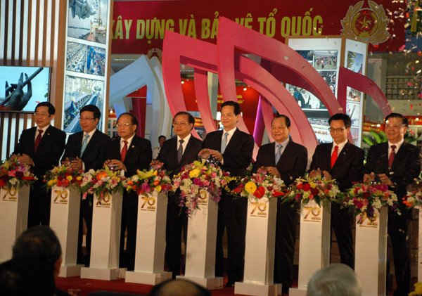 Thủ tướng và các đồng chí lãnh đạo Đảng, Nhà nước nhấn nút khai mạc triển lãm
