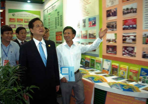 Thủ tướng Nguyễn Tấn Dũng thăm khu trưng bày của Bộ TN&MT