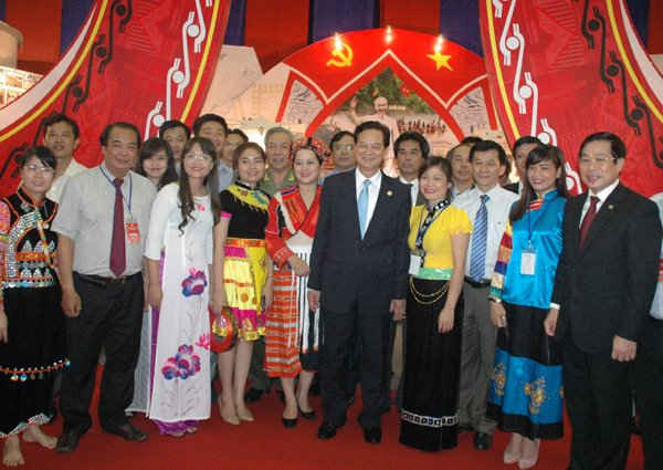 Thủ tướng chụp ảnh lưu niệm với đồng bào các dân tộc tại triển lãm