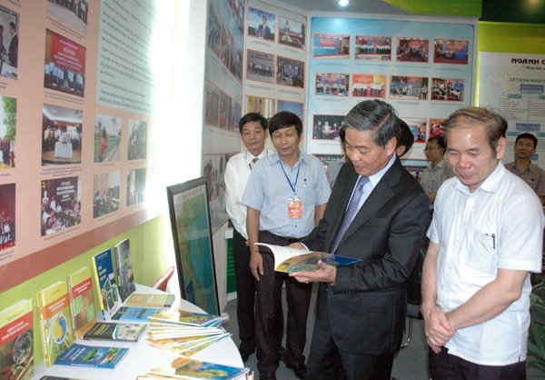 Bộ trưởng Bộ TN&MT Nguyễn Minh Quang đánh giá cao sự chuẩn bị của các đơn vị trực thuộc Bộ đã đem đến những hình ảnh ấn tượng về ngành TN&MT tại triển lãm