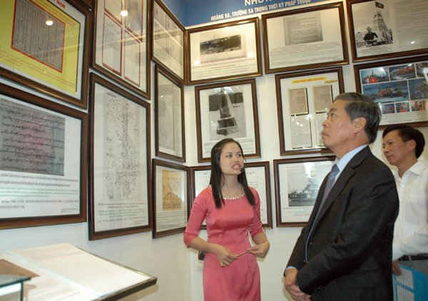 Bộ trưởng Nguyễn Minh Quang thăm khu trưng bày các bản đồ, hình ảnh về Trường Sa và Hoàng Sa, một phần máu thịt không thể tách rời của tổ quốc