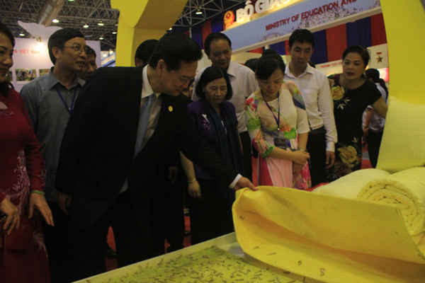 Thủ tướng Nguyễn Tấn Dũng tham quan gian trưng bày của Hội nông dân Việt Nam.