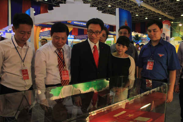 Phó Thủ tướng Vũ  Đức Đam tham quan gian hàng của Bảo tàng tuổi trẻ Việt Nam.