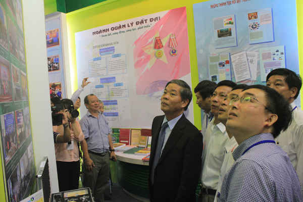 Bộ trưởng Nguyễn Minh Quang tham quan gian trưng bày của Bộ Tài nguyên và Môi trường.