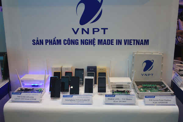 Các sản phẩm công nghệ do Việt Nam sản xuất được giới thiệu tại gian trưng bày của Bộ Thông tin và Truyền thông.