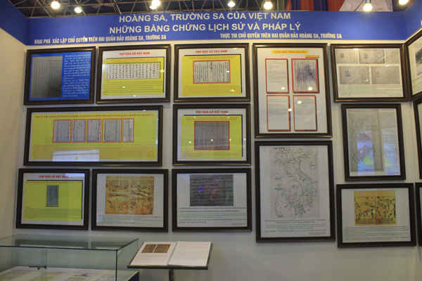 Góc trưng bày những tư liệu lịch sử và pháp lý chứng minh Hoàng Sa, Trường Sa là của Việt Nam.