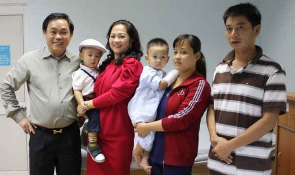 Vợ chồng ông Huỳnh Uy Dũng - bà Nguyễn Phương Hằng cùng gia đình bé Bảo Nam - ca phẫu thuật tim đầu tiên của Chương trình Trái tim Hằng Hữu 