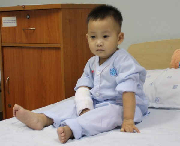 Bé Bảo Nam - 2 tuổi, quê TP Buôn Mê Thuột, tỉnh Đắc Lắc - ca phẫu thuật tim đầu tiên của Chương trình Trái tim Hằng Hữu tại Bệnh viện ĐH Y dược TP.HCM 