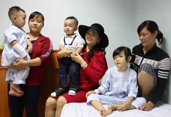 Bà Nguyễn Phương Hằng và con trai Huỳnh Hằng Hữu tới trao quà và thăm hỏi các em bé và gia đình sau phẫu thuật tim tại Bệnh viện ĐH Y dược TP.HCM. 