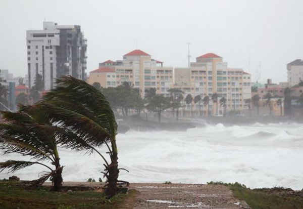 Những con sóng dữ đánh ập vào bờ biển Malecon ở Santo Domingo, Cộng hòa Dominica vào ngày 28/8/2015. Ảnh: REUTERS / RICARDO ROJAS